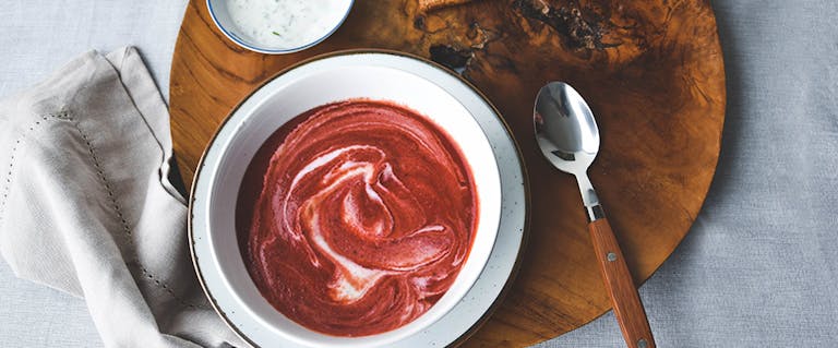 Bietensoep met bieslook en Griekse yoghurt