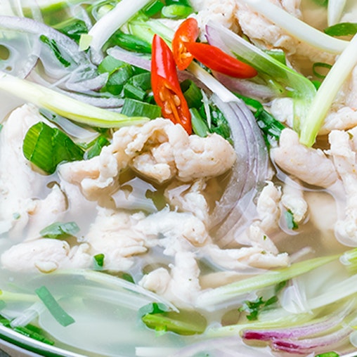 Makkelijke Maandag: Thaise noedelsoep met kip