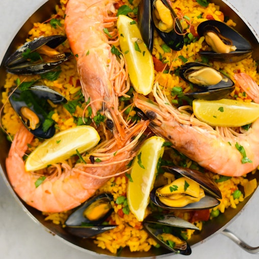 Recept: Spaanse paella met zeevruchten en saffraan olie