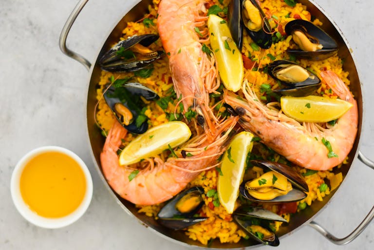 Recept: Spaanse paella met zeevruchten en saffraan olie