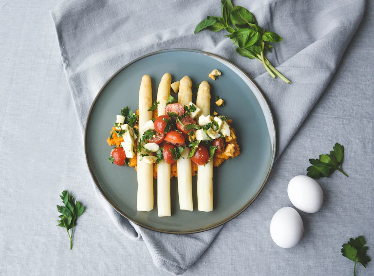 Seizoensgerecht: Witte asperges met zoete aardappel