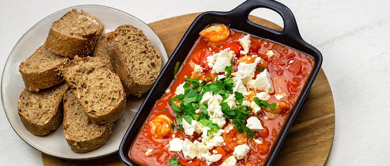 Recept: Garnalen in tomatensaus met feta en peterselie